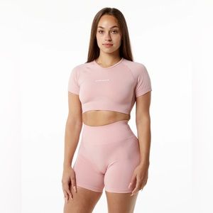 Alphalete Amplify V-Neck Crop Top - Blossom